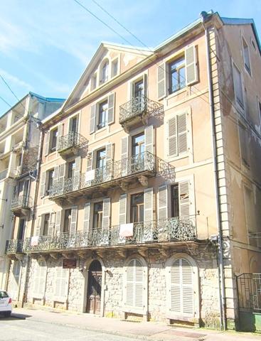 Hôtel de charme sur 5 niveaux avec ascenseur à réhabiliter, à 2 pas du centre balnéo-romain