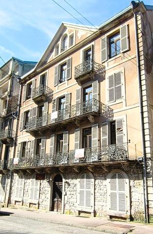 Hôtel de charme sur 5 niveaux avec ascenseur à réhabiliter, à 2 pas du centre balnéo-romain