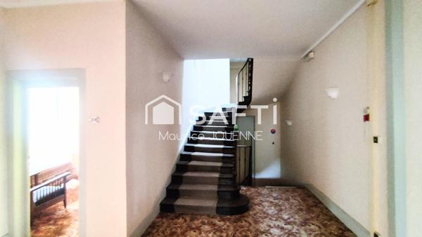 Hôtel de charme sur 5 niveaux avec ascenseur à réhabiliter, à 2 pas du centre balnéo-romain