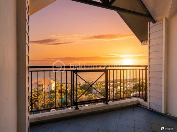 Je vous propose en exclusivité ce charmant DUPLEX T2 situé aux Avirons, dans un environnement calme et agréable, au sein d'une résidence sécurisée, proposant un style de vie moderne et pratique avec tous les commerces et services à proximité.

Situé au deuxième et dernier étage, cet appartement développe une surface habitable Carrez d'environ 36 m² (57 m² en tout), et bénéficie d'une belle luminosité ainsi que d'une vue sur la mer et la montagne. Il se compose d'une entrée, puis d’une pièce de vie avec cuisine ouverte et accès direct à la varangue orientée Ouest et un WC. Ensuite, une chambre avec la salle de bains et une terrasse orientée Est. Une place de stationnement privative complète ce bien.

Son principal atout : les 2 terrasses, véritables prolongements de l'espace de vie, offrant un cadre idéal pour profiter du climat et des vues mer et montagne dégagées. Un appartement fonctionnel et bien situé, idéal pour un premier achat ou un investissement locatif rentable.

Ne manquez pas cette opportunité unique !! Contactez moi dès aujourd'hui pour organiser votre visite !

Taxe foncière : 577€
Nombre de Lots de la copropriété : 39 (18 logements et 21 parkings)
