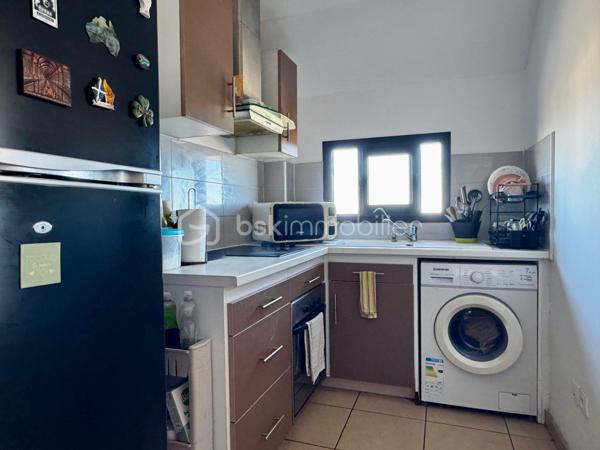Je vous propose en exclusivité ce charmant DUPLEX T2 situé aux Avirons, dans un environnement calme et agréable, au sein d'une résidence sécurisée, proposant un style de vie moderne et pratique avec tous les commerces et services à proximité.

Situé au deuxième et dernier étage, cet appartement développe une surface habitable Carrez d'environ 36 m² (57 m² en tout), et bénéficie d'une belle luminosité ainsi que d'une vue sur la mer et la montagne. Il se compose d'une entrée, puis d’une pièce de vie avec cuisine ouverte et accès direct à la varangue orientée Ouest et un WC. Ensuite, une chambre avec la salle de bains et une terrasse orientée Est. Une place de stationnement privative complète ce bien.

Son principal atout : les 2 terrasses, véritables prolongements de l'espace de vie, offrant un cadre idéal pour profiter du climat et des vues mer et montagne dégagées. Un appartement fonctionnel et bien situé, idéal pour un premier achat ou un investissement locatif rentable.

Ne manquez pas cette opportunité unique !! Contactez moi dès aujourd'hui pour organiser votre visite !

Taxe foncière : 577€
Nombre de Lots de la copropriété : 39 (18 logements et 21 parkings)