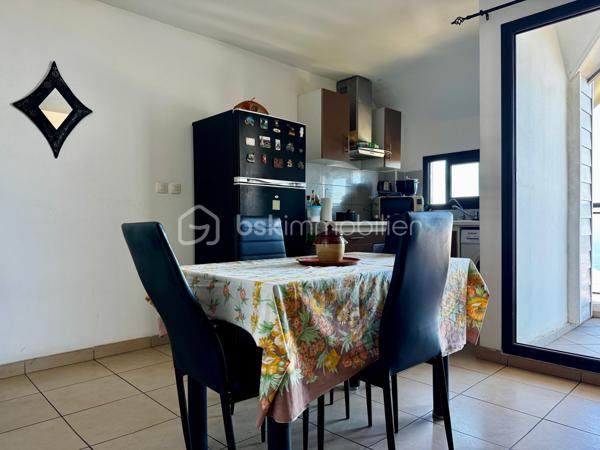 Je vous propose en exclusivité ce charmant DUPLEX T2 situé aux Avirons, dans un environnement calme et agréable, au sein d'une résidence sécurisée, proposant un style de vie moderne et pratique avec tous les commerces et services à proximité.

Situé au deuxième et dernier étage, cet appartement développe une surface habitable Carrez d'environ 36 m² (57 m² en tout), et bénéficie d'une belle luminosité ainsi que d'une vue sur la mer et la montagne. Il se compose d'une entrée, puis d’une pièce de vie avec cuisine ouverte et accès direct à la varangue orientée Ouest et un WC. Ensuite, une chambre avec la salle de bains et une terrasse orientée Est. Une place de stationnement privative complète ce bien.

Son principal atout : les 2 terrasses, véritables prolongements de l'espace de vie, offrant un cadre idéal pour profiter du climat et des vues mer et montagne dégagées. Un appartement fonctionnel et bien situé, idéal pour un premier achat ou un investissement locatif rentable.

Ne manquez pas cette opportunité unique !! Contactez moi dès aujourd'hui pour organiser votre visite !

Taxe foncière : 577€
Nombre de Lots de la copropriété : 39 (18 logements et 21 parkings)