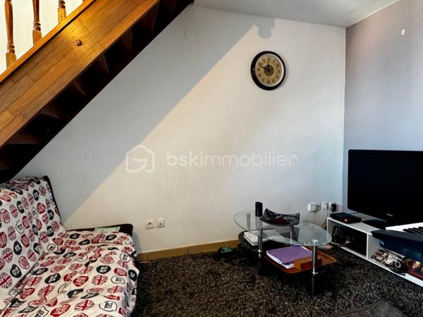 Je vous propose en exclusivité ce charmant DUPLEX T2 situé aux Avirons, dans un environnement calme et agréable, au sein d'une résidence sécurisée, proposant un style de vie moderne et pratique avec tous les commerces et services à proximité.

Situé au deuxième et dernier étage, cet appartement développe une surface habitable Carrez d'environ 36 m² (57 m² en tout), et bénéficie d'une belle luminosité ainsi que d'une vue sur la mer et la montagne. Il se compose d'une entrée, puis d’une pièce de vie avec cuisine ouverte et accès direct à la varangue orientée Ouest et un WC. Ensuite, une chambre avec la salle de bains et une terrasse orientée Est. Une place de stationnement privative complète ce bien.

Son principal atout : les 2 terrasses, véritables prolongements de l'espace de vie, offrant un cadre idéal pour profiter du climat et des vues mer et montagne dégagées. Un appartement fonctionnel et bien situé, idéal pour un premier achat ou un investissement locatif rentable.

Ne manquez pas cette opportunité unique !! Contactez moi dès aujourd'hui pour organiser votre visite !

Taxe foncière : 577€
Nombre de Lots de la copropriété : 39 (18 logements et 21 parkings)