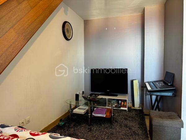 Je vous propose en exclusivité ce charmant DUPLEX T2 situé aux Avirons, dans un environnement calme et agréable, au sein d'une résidence sécurisée, proposant un style de vie moderne et pratique avec tous les commerces et services à proximité.

Situé au deuxième et dernier étage, cet appartement développe une surface habitable Carrez d'environ 36 m² (57 m² en tout), et bénéficie d'une belle luminosité ainsi que d'une vue sur la mer et la montagne. Il se compose d'une entrée, puis d’une pièce de vie avec cuisine ouverte et accès direct à la varangue orientée Ouest et un WC. Ensuite, une chambre avec la salle de bains et une terrasse orientée Est. Une place de stationnement privative complète ce bien.

Son principal atout : les 2 terrasses, véritables prolongements de l'espace de vie, offrant un cadre idéal pour profiter du climat et des vues mer et montagne dégagées. Un appartement fonctionnel et bien situé, idéal pour un premier achat ou un investissement locatif rentable.

Ne manquez pas cette opportunité unique !! Contactez moi dès aujourd'hui pour organiser votre visite !

Taxe foncière : 577€
Nombre de Lots de la copropriété : 39 (18 logements et 21 parkings)