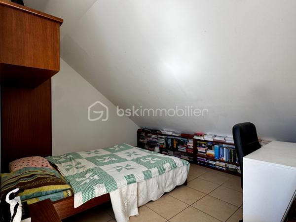 Je vous propose en exclusivité ce charmant DUPLEX T2 situé aux Avirons, dans un environnement calme et agréable, au sein d'une résidence sécurisée, proposant un style de vie moderne et pratique avec tous les commerces et services à proximité.

Situé au deuxième et dernier étage, cet appartement développe une surface habitable Carrez d'environ 36 m² (57 m² en tout), et bénéficie d'une belle luminosité ainsi que d'une vue sur la mer et la montagne. Il se compose d'une entrée, puis d’une pièce de vie avec cuisine ouverte et accès direct à la varangue orientée Ouest et un WC. Ensuite, une chambre avec la salle de bains et une terrasse orientée Est. Une place de stationnement privative complète ce bien.

Son principal atout : les 2 terrasses, véritables prolongements de l'espace de vie, offrant un cadre idéal pour profiter du climat et des vues mer et montagne dégagées. Un appartement fonctionnel et bien situé, idéal pour un premier achat ou un investissement locatif rentable.

Ne manquez pas cette opportunité unique !! Contactez moi dès aujourd'hui pour organiser votre visite !

Taxe foncière : 577€
Nombre de Lots de la copropriété : 39 (18 logements et 21 parkings)