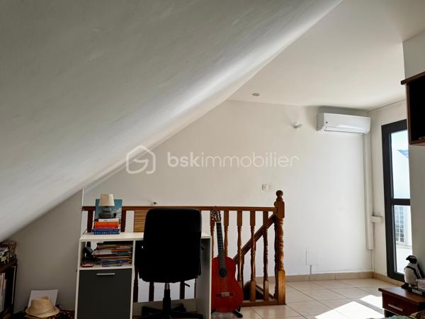 Je vous propose en exclusivité ce charmant DUPLEX T2 situé aux Avirons, dans un environnement calme et agréable, au sein d'une résidence sécurisée, proposant un style de vie moderne et pratique avec tous les commerces et services à proximité.

Situé au deuxième et dernier étage, cet appartement développe une surface habitable Carrez d'environ 36 m² (57 m² en tout), et bénéficie d'une belle luminosité ainsi que d'une vue sur la mer et la montagne. Il se compose d'une entrée, puis d’une pièce de vie avec cuisine ouverte et accès direct à la varangue orientée Ouest et un WC. Ensuite, une chambre avec la salle de bains et une terrasse orientée Est. Une place de stationnement privative complète ce bien.

Son principal atout : les 2 terrasses, véritables prolongements de l'espace de vie, offrant un cadre idéal pour profiter du climat et des vues mer et montagne dégagées. Un appartement fonctionnel et bien situé, idéal pour un premier achat ou un investissement locatif rentable.

Ne manquez pas cette opportunité unique !! Contactez moi dès aujourd'hui pour organiser votre visite !

Taxe foncière : 577€
Nombre de Lots de la copropriété : 39 (18 logements et 21 parkings)