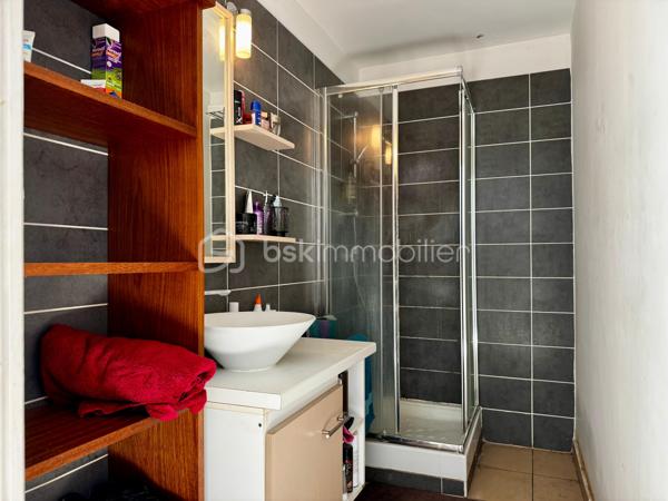 Je vous propose en exclusivité ce charmant DUPLEX T2 situé aux Avirons, dans un environnement calme et agréable, au sein d'une résidence sécurisée, proposant un style de vie moderne et pratique avec tous les commerces et services à proximité.

Situé au deuxième et dernier étage, cet appartement développe une surface habitable Carrez d'environ 36 m² (57 m² en tout), et bénéficie d'une belle luminosité ainsi que d'une vue sur la mer et la montagne. Il se compose d'une entrée, puis d’une pièce de vie avec cuisine ouverte et accès direct à la varangue orientée Ouest et un WC. Ensuite, une chambre avec la salle de bains et une terrasse orientée Est. Une place de stationnement privative complète ce bien.

Son principal atout : les 2 terrasses, véritables prolongements de l'espace de vie, offrant un cadre idéal pour profiter du climat et des vues mer et montagne dégagées. Un appartement fonctionnel et bien situé, idéal pour un premier achat ou un investissement locatif rentable.

Ne manquez pas cette opportunité unique !! Contactez moi dès aujourd'hui pour organiser votre visite !

Taxe foncière : 577€
Nombre de Lots de la copropriété : 39 (18 logements et 21 parkings)