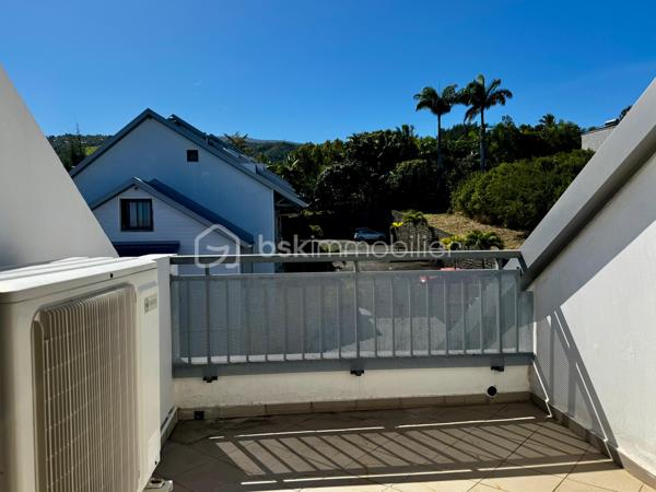 Je vous propose en exclusivité ce charmant DUPLEX T2 situé aux Avirons, dans un environnement calme et agréable, au sein d'une résidence sécurisée, proposant un style de vie moderne et pratique avec tous les commerces et services à proximité.

Situé au deuxième et dernier étage, cet appartement développe une surface habitable Carrez d'environ 36 m² (57 m² en tout), et bénéficie d'une belle luminosité ainsi que d'une vue sur la mer et la montagne. Il se compose d'une entrée, puis d’une pièce de vie avec cuisine ouverte et accès direct à la varangue orientée Ouest et un WC. Ensuite, une chambre avec la salle de bains et une terrasse orientée Est. Une place de stationnement privative complète ce bien.

Son principal atout : les 2 terrasses, véritables prolongements de l'espace de vie, offrant un cadre idéal pour profiter du climat et des vues mer et montagne dégagées. Un appartement fonctionnel et bien situé, idéal pour un premier achat ou un investissement locatif rentable.

Ne manquez pas cette opportunité unique !! Contactez moi dès aujourd'hui pour organiser votre visite !

Taxe foncière : 577€
Nombre de Lots de la copropriété : 39 (18 logements et 21 parkings)