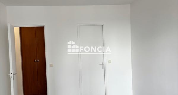 Location Appartement 3 pièces 75 m² - Courbevoie 92400