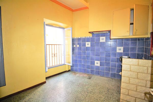 ESTAGEL : Centre ville - Maison 3 pièces 62.95 m² en R+2 - A RENOVER