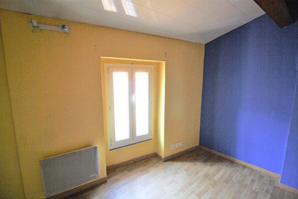 ESTAGEL : Centre ville - Maison 3 pièces 62.95 m² en R+2 - A RENOVER