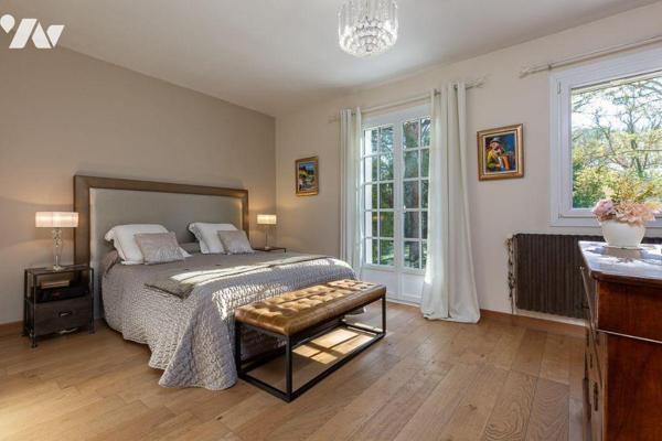 Découvrez cette élégante villa familiale, nichée dans l'un des quartiers les plus prisés et rés...