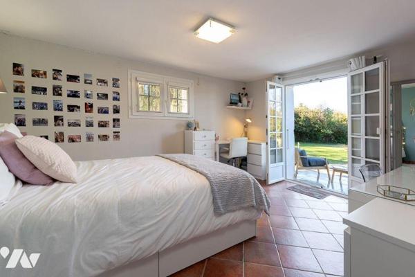 Découvrez cette élégante villa familiale, nichée dans l'un des quartiers les plus prisés et rés...