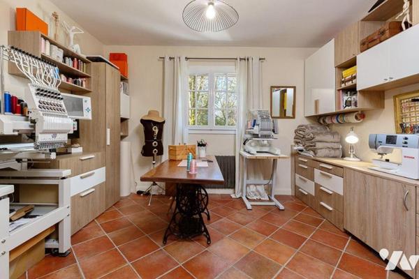 Découvrez cette élégante villa familiale, nichée dans l'un des quartiers les plus prisés et rés...