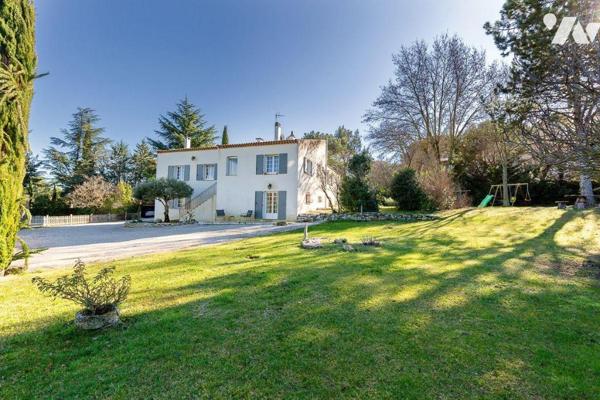 Découvrez cette élégante villa familiale, nichée dans l'un des quartiers les plus prisés et rés...