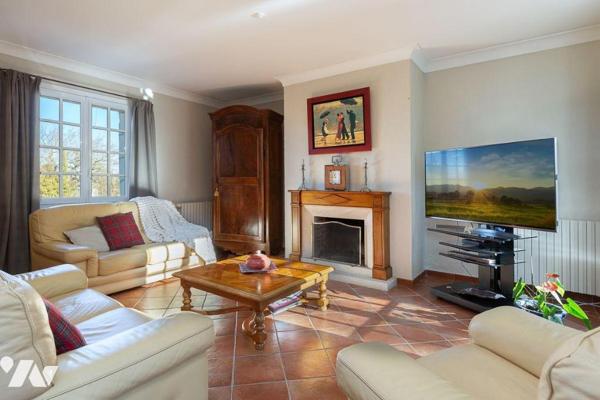 Découvrez cette élégante villa familiale, nichée dans l'un des quartiers les plus prisés et rés...