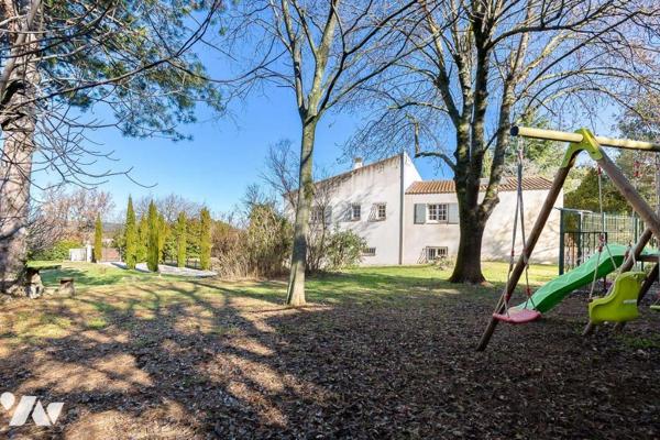 Découvrez cette élégante villa familiale, nichée dans l'un des quartiers les plus prisés et rés...