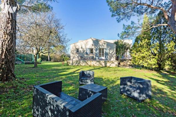 Découvrez cette élégante villa familiale, nichée dans l'un des quartiers les plus prisés et rés...
