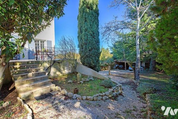 Découvrez cette élégante villa familiale, nichée dans l'un des quartiers les plus prisés et rés...