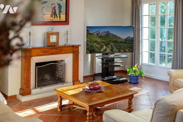 Découvrez cette élégante villa familiale, nichée dans l'un des quartiers les plus prisés et rés...