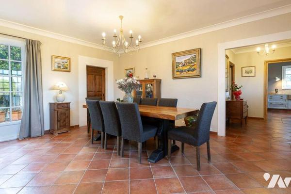 Découvrez cette élégante villa familiale, nichée dans l'un des quartiers les plus prisés et rés...