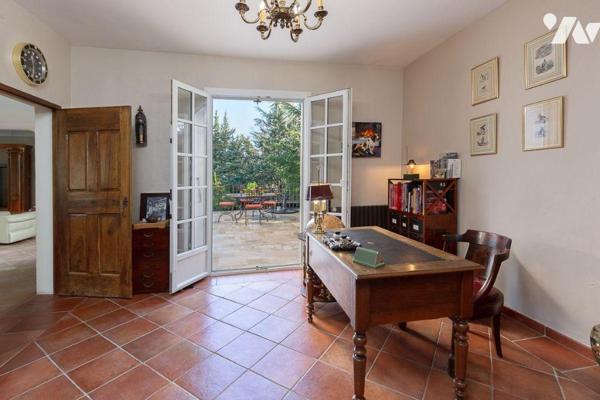 Découvrez cette élégante villa familiale, nichée dans l'un des quartiers les plus prisés et rés...