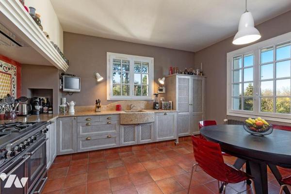 Découvrez cette élégante villa familiale, nichée dans l'un des quartiers les plus prisés et rés...