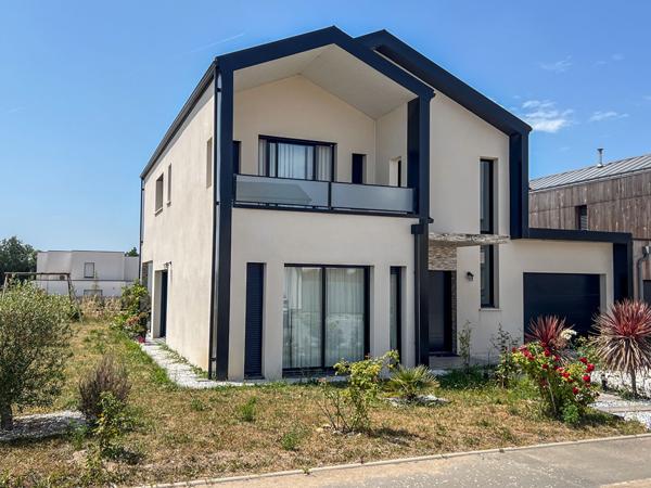 Maison contemporaine 6 pièces à vendre à Sainte Gemmes sur Loire avec une chambre au rez de chaussée