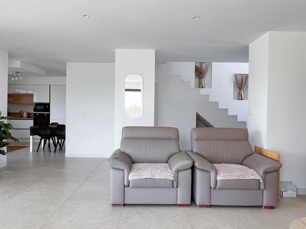 Maison contemporaine 6 pièces à vendre à Sainte Gemmes sur Loire avec une chambre au rez de chaussée