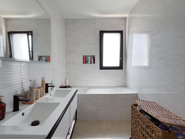 Maison contemporaine 6 pièces à vendre à Sainte Gemmes sur Loire avec une chambre au rez de chaussée