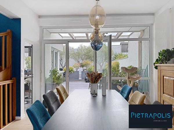 Maison de ville contemporaine avec terrasses et double garage
