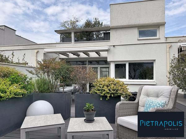 Maison de ville contemporaine avec terrasses et double garage