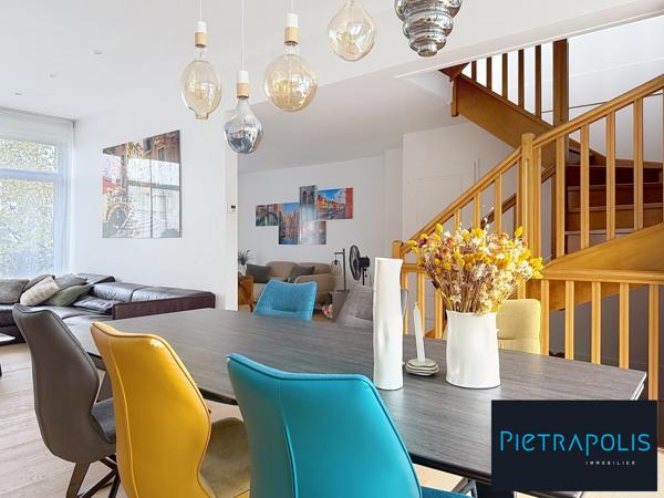 Maison de ville contemporaine avec terrasses et double garage