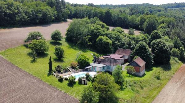 Maison ancienne - Thenon En Périgord Noir, très belle situation pour cette ancienne fermette comprenant maison avec piscine et dépendances sans voisin proche, sur hauteurs, au calme avec jolie vue.