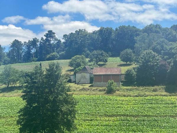 Maison ancienne - Thenon En Périgord Noir, très belle situation pour cette ancienne fermette comprenant maison avec piscine et dépendances sans voisin proche, sur hauteurs, au calme avec jolie vue.