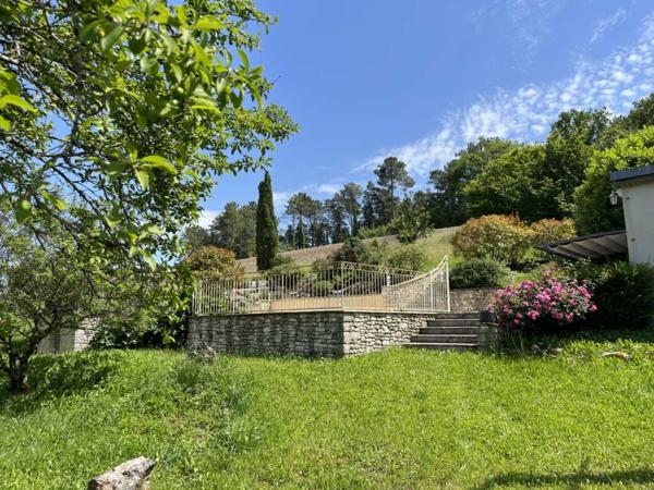 Maison ancienne - Thenon En Périgord Noir, très belle situation pour cette ancienne fermette comprenant maison avec piscine et dépendances sans voisin proche, sur hauteurs, au calme avec jolie vue.