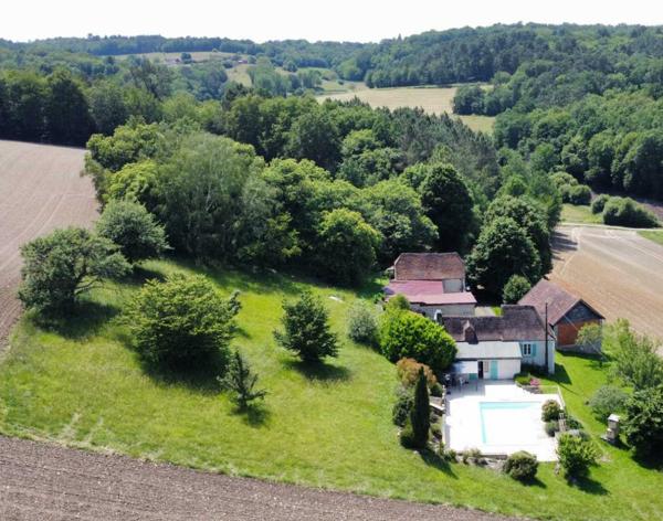Maison ancienne - Thenon En Périgord Noir, très belle situation pour cette ancienne fermette comprenant maison avec piscine et dépendances sans voisin proche, sur hauteurs, au calme avec jolie vue.