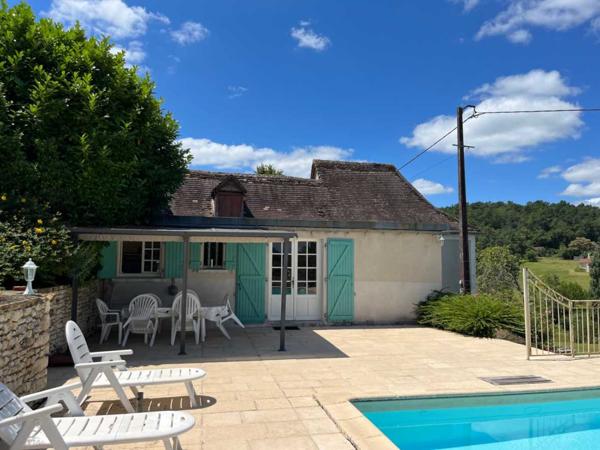 Maison ancienne - Thenon En Périgord Noir, très belle situation pour cette ancienne fermette comprenant maison avec piscine et dépendances sans voisin proche, sur hauteurs, au calme avec jolie vue.