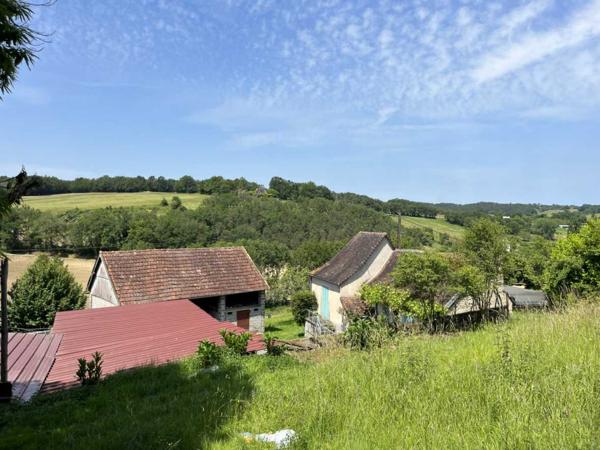 Maison ancienne - Thenon En Périgord Noir, très belle situation pour cette ancienne fermette comprenant maison avec piscine et dépendances sans voisin proche, sur hauteurs, au calme avec jolie vue.