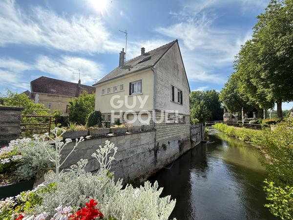 Maison individuelle avec sous-sol aménagé, jardin clos et accès à pied à toutes commodités