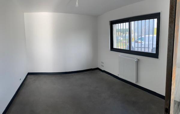 A LOUER - Local d'activité 200 m² Showroom & Stockage - OUEST de NANTES