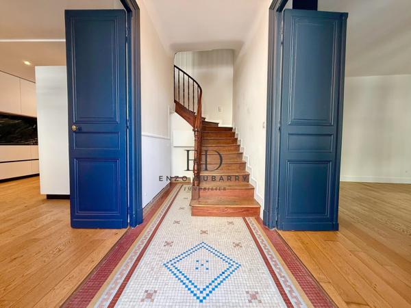 Maison
         6 pièces
        - 142 m² Bien prestige 1 550 000 € *