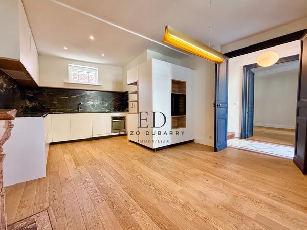 Maison
         6 pièces
        - 142 m² Bien prestige 1 550 000 € *