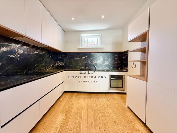 Maison
         6 pièces
        - 142 m² Bien prestige 1 550 000 € *