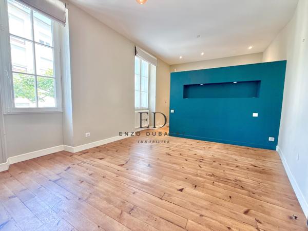 Maison
         6 pièces
        - 142 m² Bien prestige 1 550 000 € *