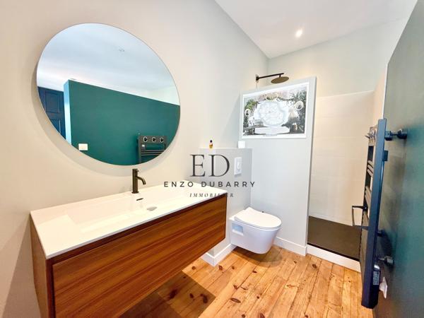 Maison
         6 pièces
        - 142 m² Bien prestige 1 550 000 € *