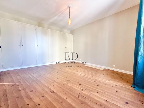 Maison
         6 pièces
        - 142 m² Bien prestige 1 550 000 € *