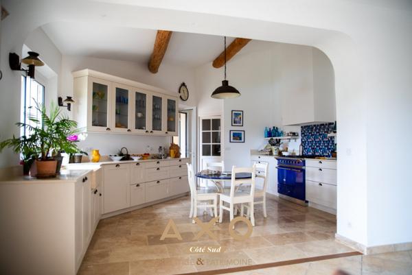 MEYRARGUES  MAISON DEXCEPTION  T7  PISCINE  POOL HOUSE  JARDIN PAYSAGÉ  VUE DÉGAGÉE  3 800 M² DE TERRAIN  1 239 000