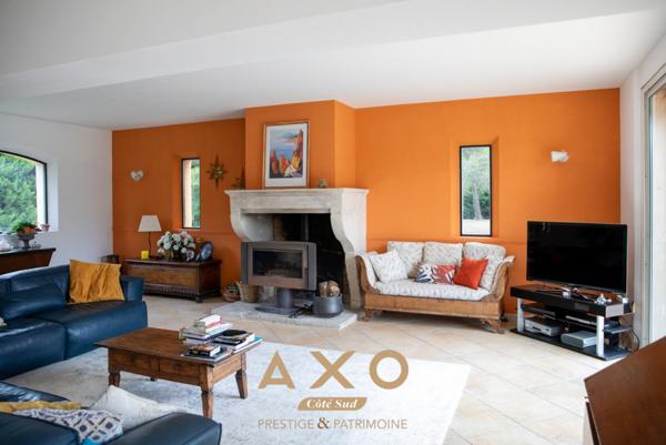 MEYRARGUES  MAISON DEXCEPTION  T7  PISCINE  POOL HOUSE  JARDIN PAYSAGÉ  VUE DÉGAGÉE  3 800 M² DE TERRAIN  1 239 000