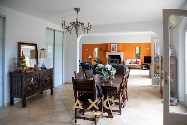 MEYRARGUES  MAISON DEXCEPTION  T7  PISCINE  POOL HOUSE  JARDIN PAYSAGÉ  VUE DÉGAGÉE  3 800 M² DE TERRAIN  1 239 000